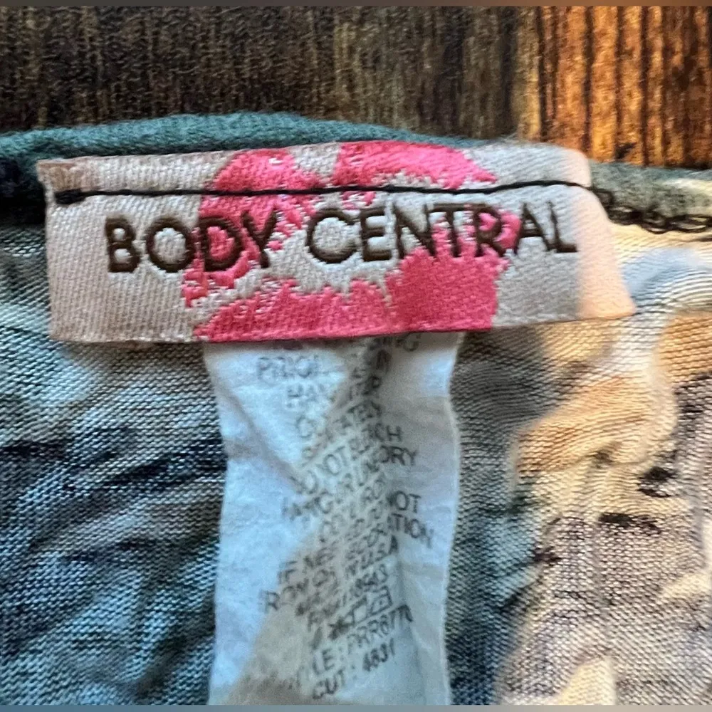 BODY CENTRAL | ladies embellished cross camouflage tank top. Size: L. - Image 5