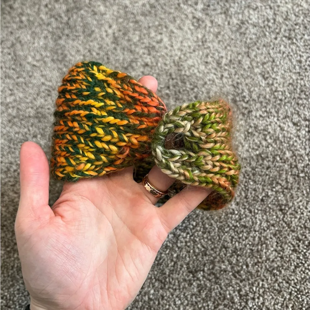 Green and Orange Hair Accessory with Knitted Texture - Image 2