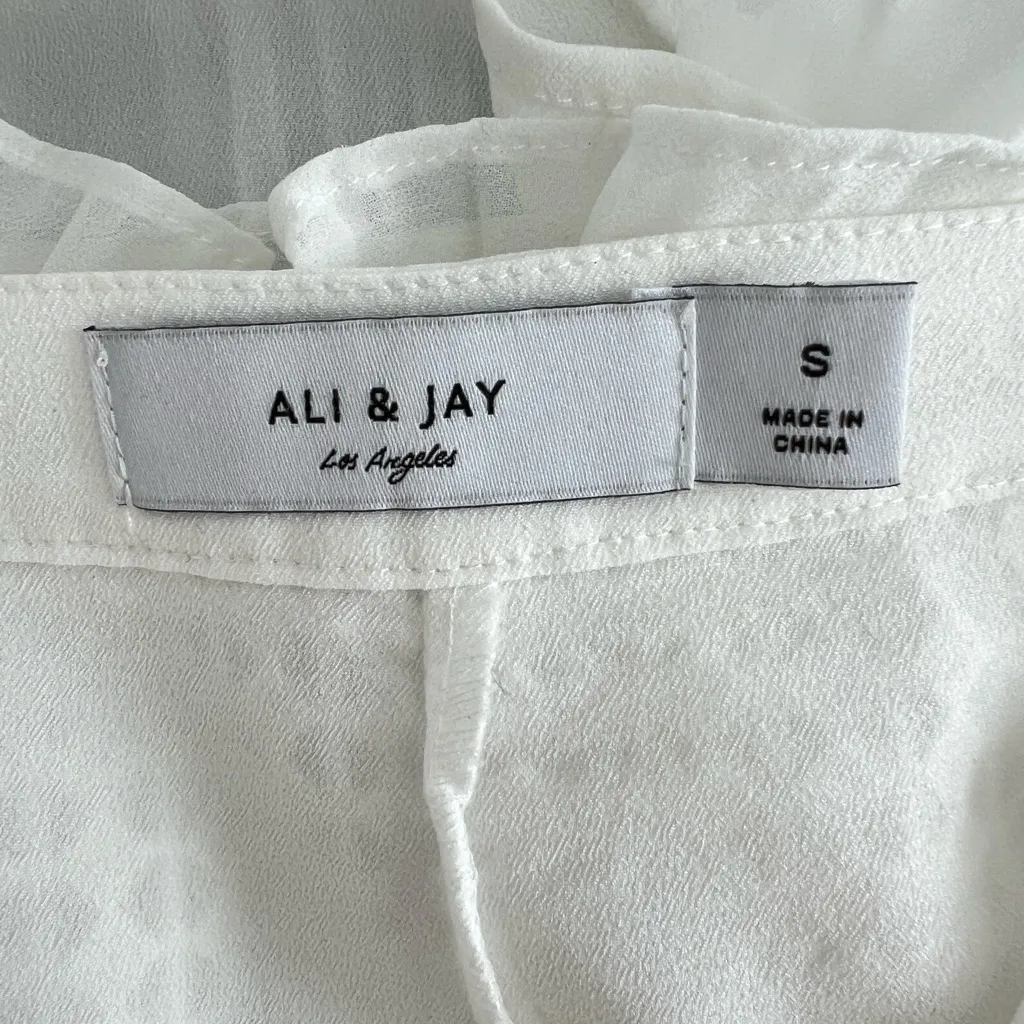 Ali & Jay  white flowy pleated mini shorts size small‎ - Image 7