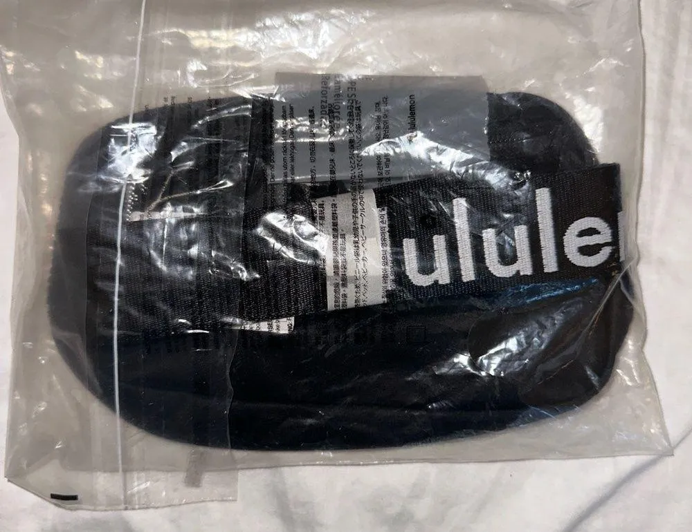 NWT Everywhere Belt Bag BLACK/WHITE Wordmark Logo Strap 1L - Image 3