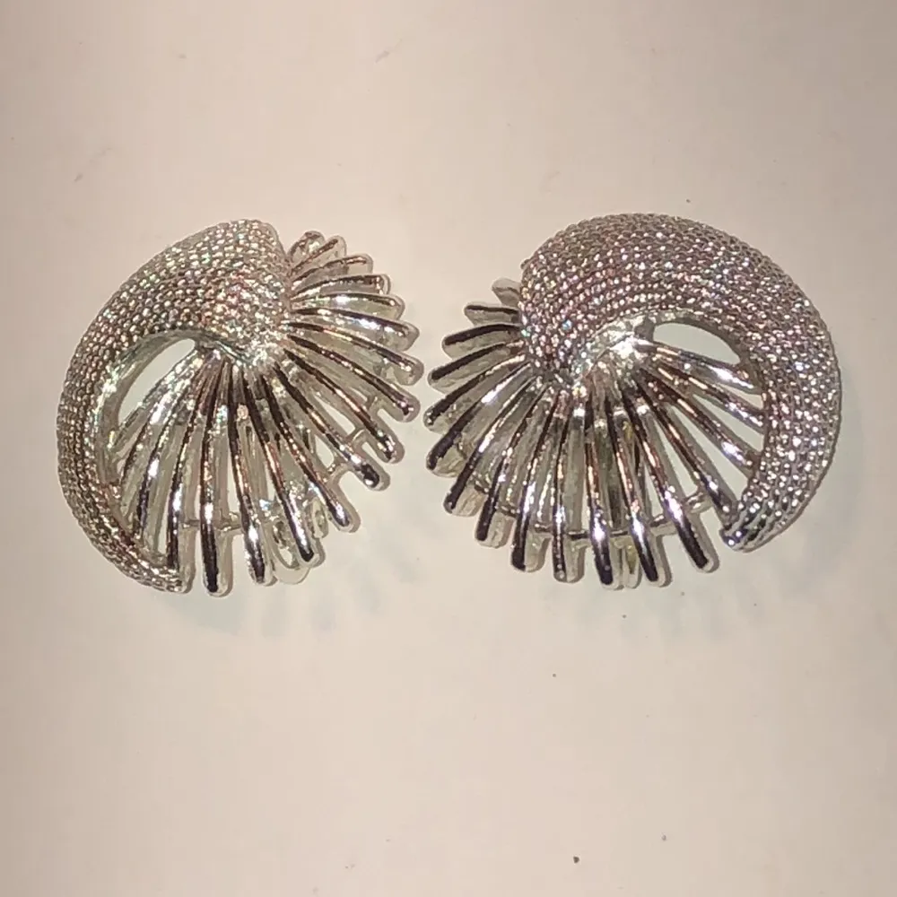 Sarah Coventry Vintage Silver Tone Round Cutout Fan Clip On Earrings - Image 4