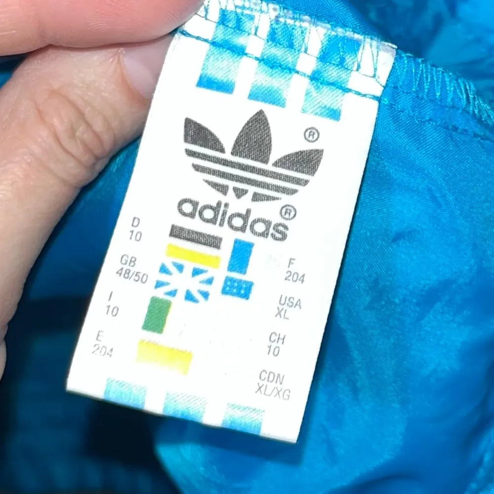 VINTAGE ADIDAS SIZE XL ZIP-UP NYLON JACKET — Fits oversized - Image 3