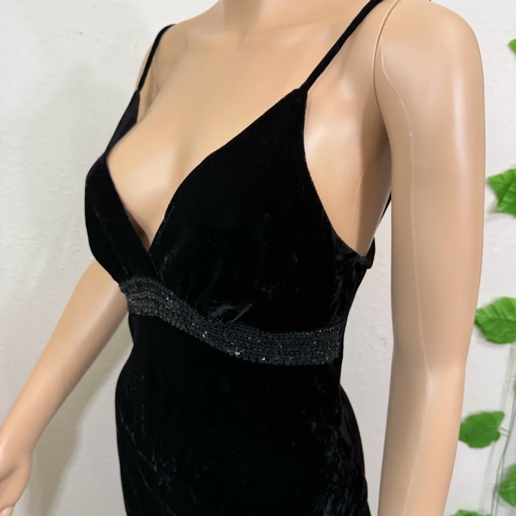 Elegant Black Velvet Top Express - Image 7
