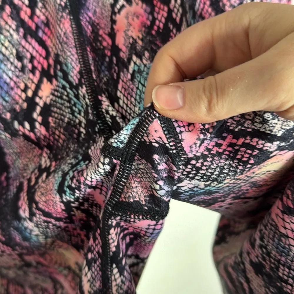 Cut the Frills Snakeskin Stretch High rise Black and Pink Athletic Shorts Sz XL - Image 5