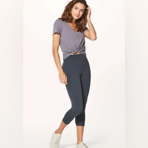 Lululemon Women’s Sz 6 Love Tee V in Dusky‎ Lavender - Image 4