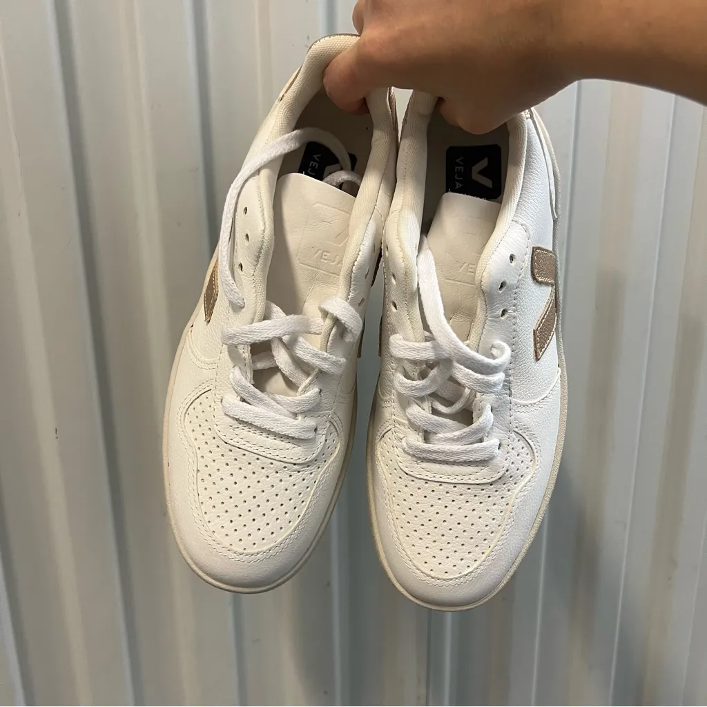 NWOB Veja V-10 Chromefree Leather Sneakers in Extra White / Platine - Image 3