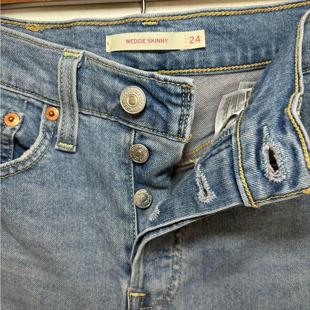 Levi's Wedgie Skinny‎ 24 Denim Medium Wash High Waisted Jeans Raw Hem Button Fly - Image 11