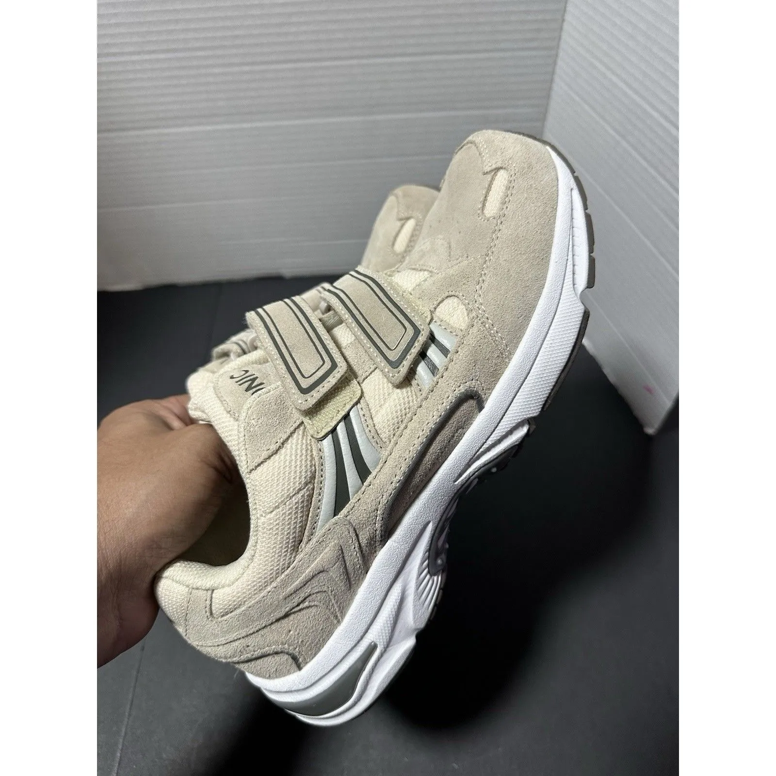 Vionic Tabi Women's Hook & Loop Walking Shoes, Cream Suede Size 8.5 - Image 10