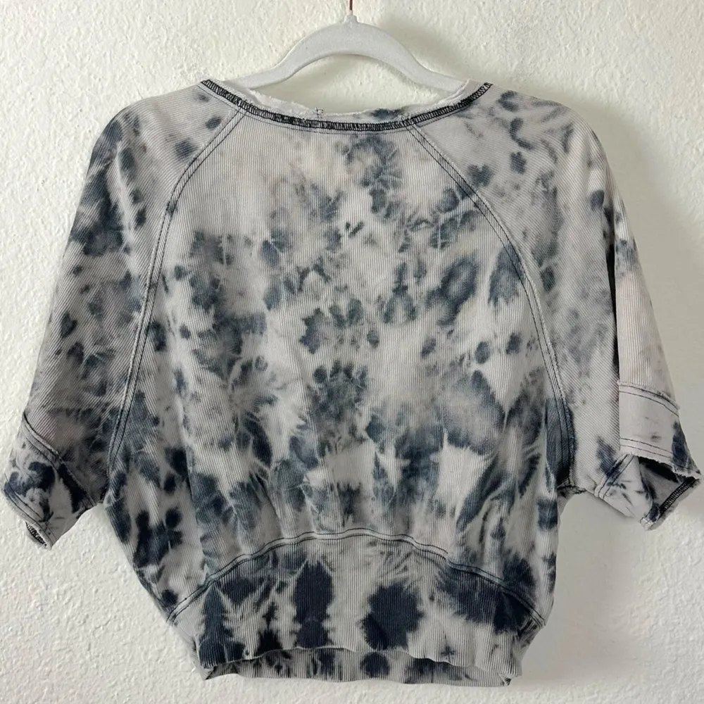 Free People Main Squeeze Tee in Black Tie Dye Size XS Crop Yoga V Neck Sporty - Image 5