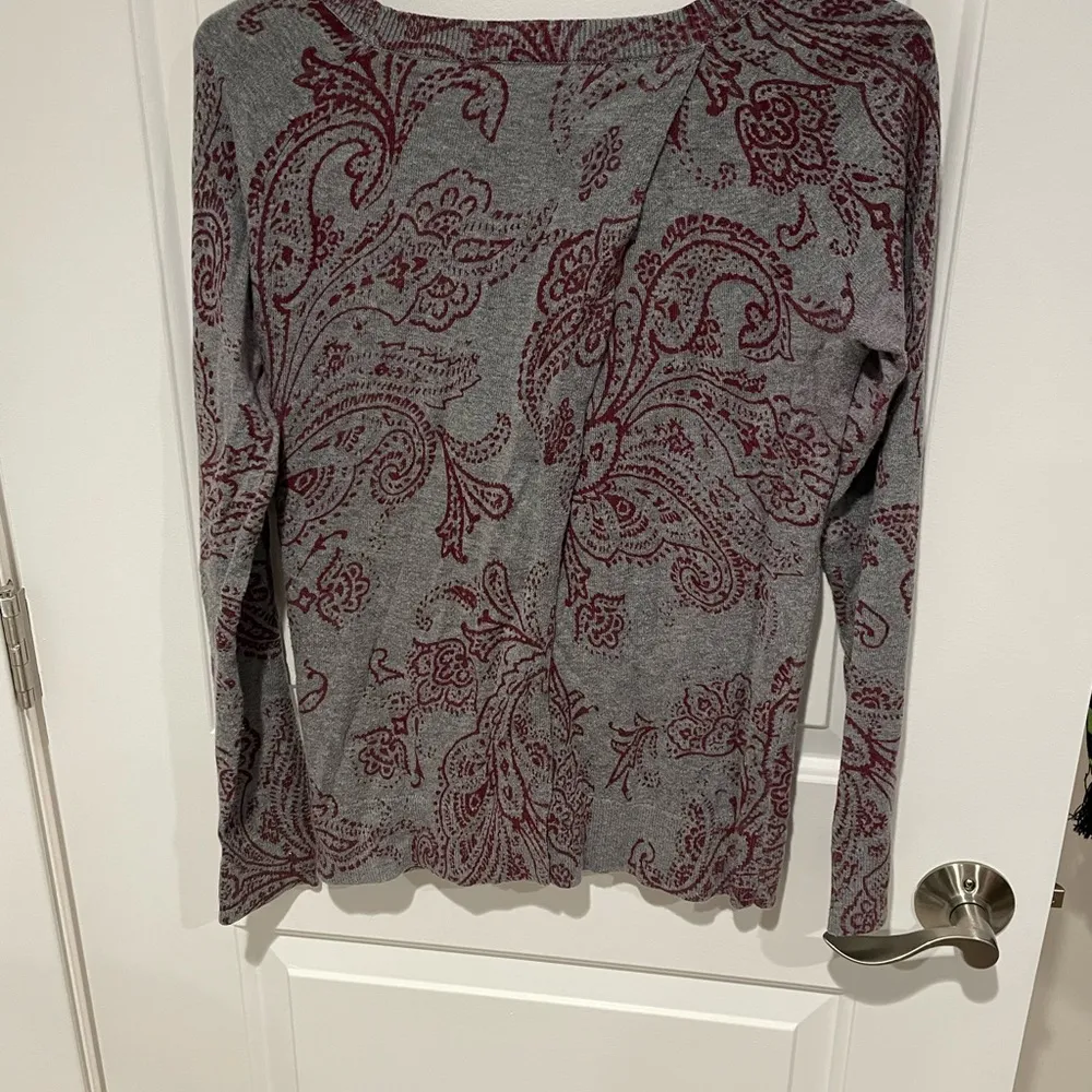 Lucky brand Paisley Print Gray and purple open back sweater Women's Top XS - Image 5
