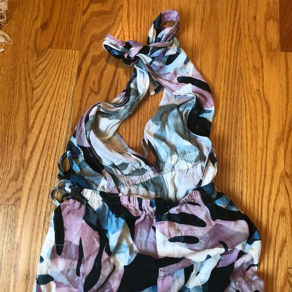 BCBG max azria plunge printed jumpsuit size small - Image 8