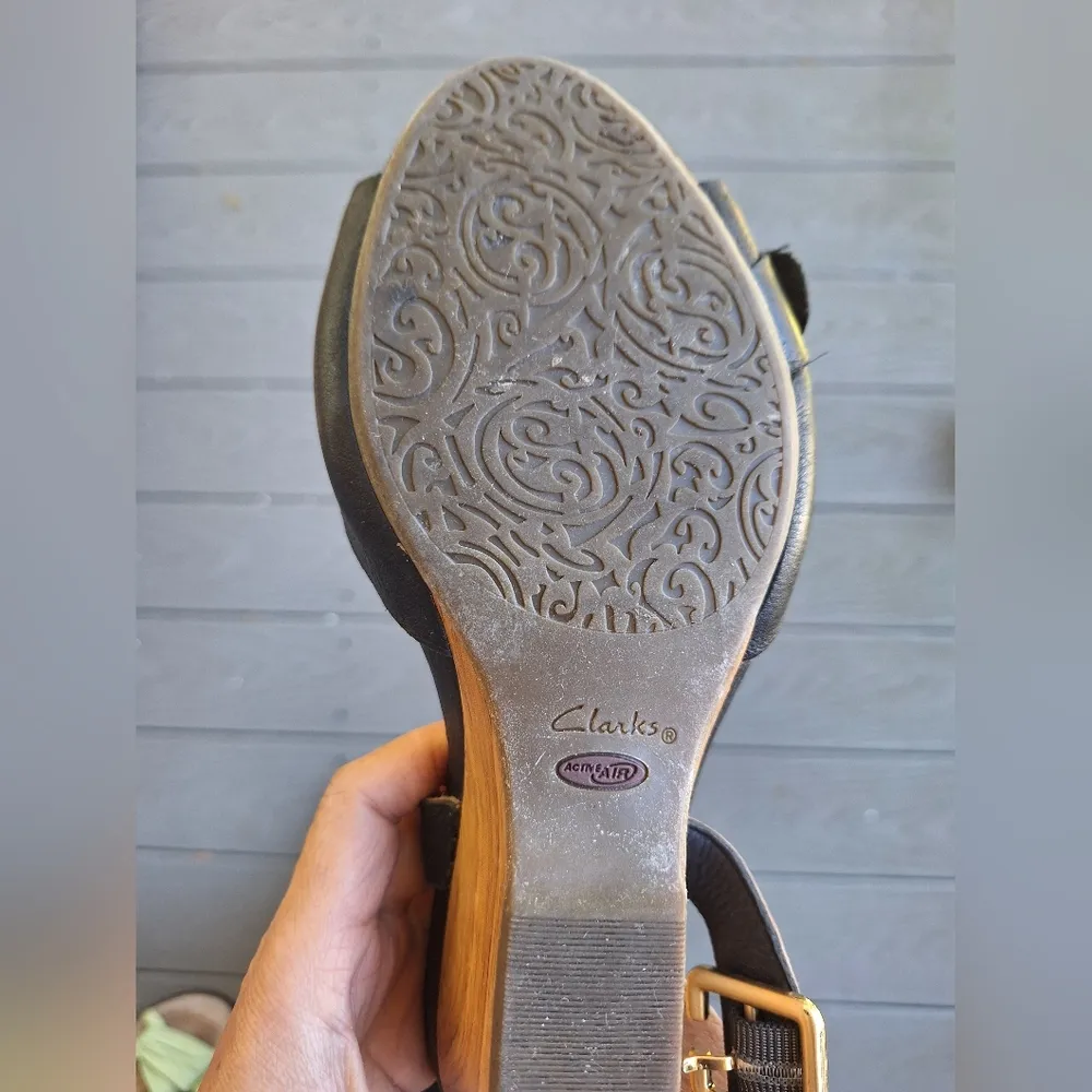 Like New Clarks Leather sandal sz 7.5 - Image 4