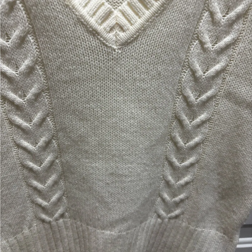 Old Navy Cream V-Neck  Short Sleeve Sweater​ - Image 3