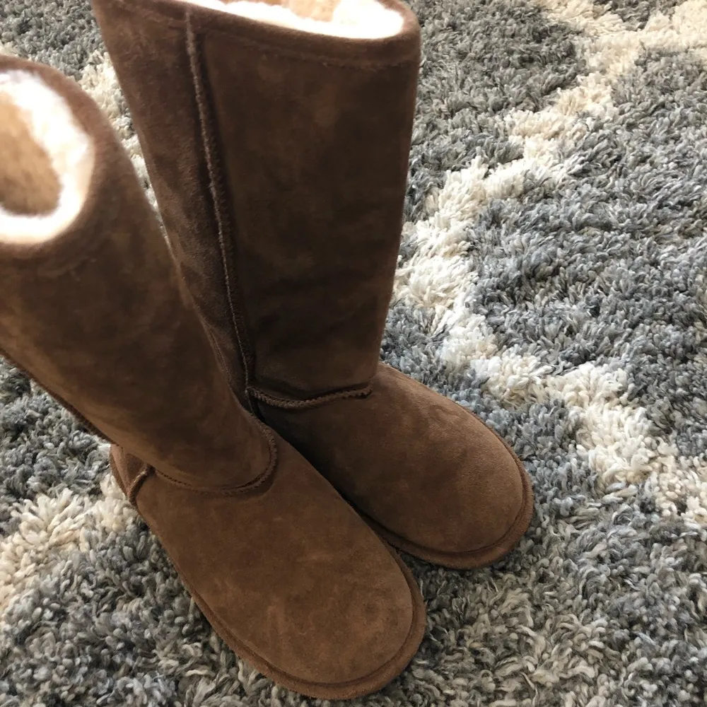 BEARPAW  Emma Tall Winter Boots, Size 5 - Image 2