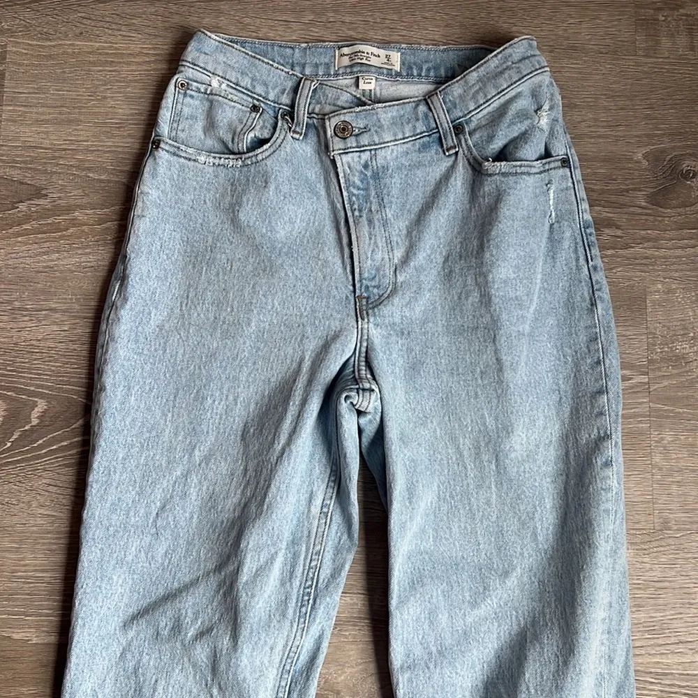 Abercrombie and Fitch curve love Ultra High Rise 90s Straight Jean Criss Cross - Image 5