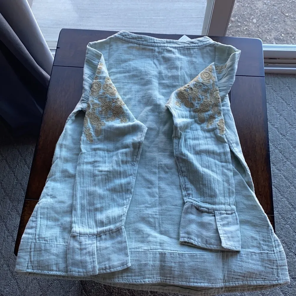 Soft Surroundings Charlottes sea foam embroidered 100% cotton top bohemian - Image 8