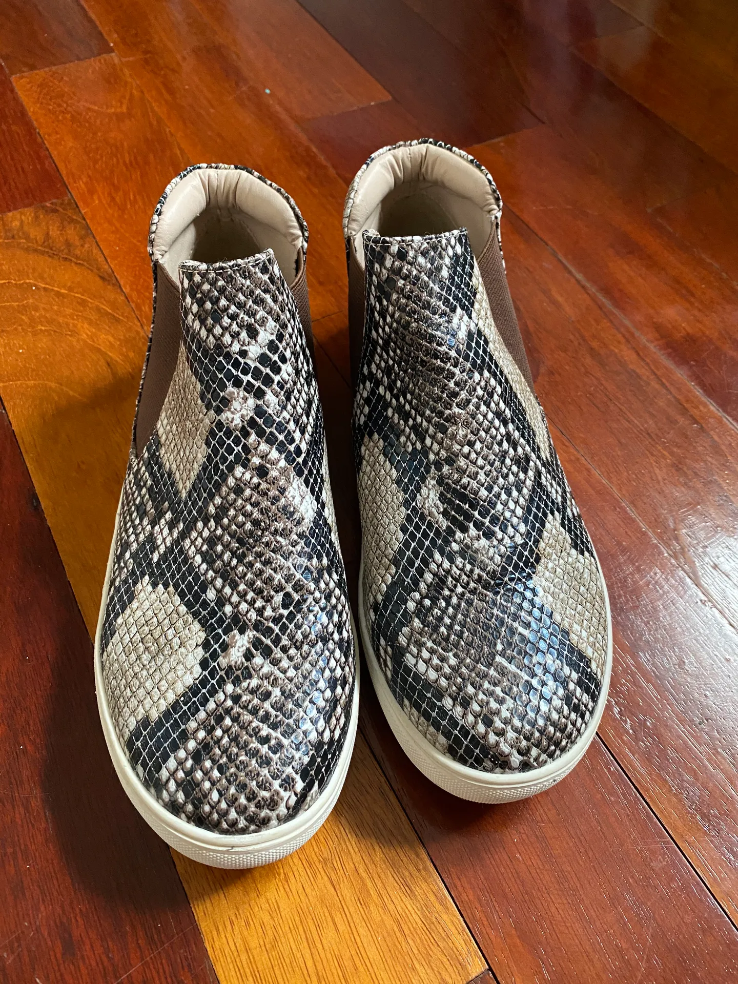 Boutique Sneakers Multiple Size 8 - Image 3