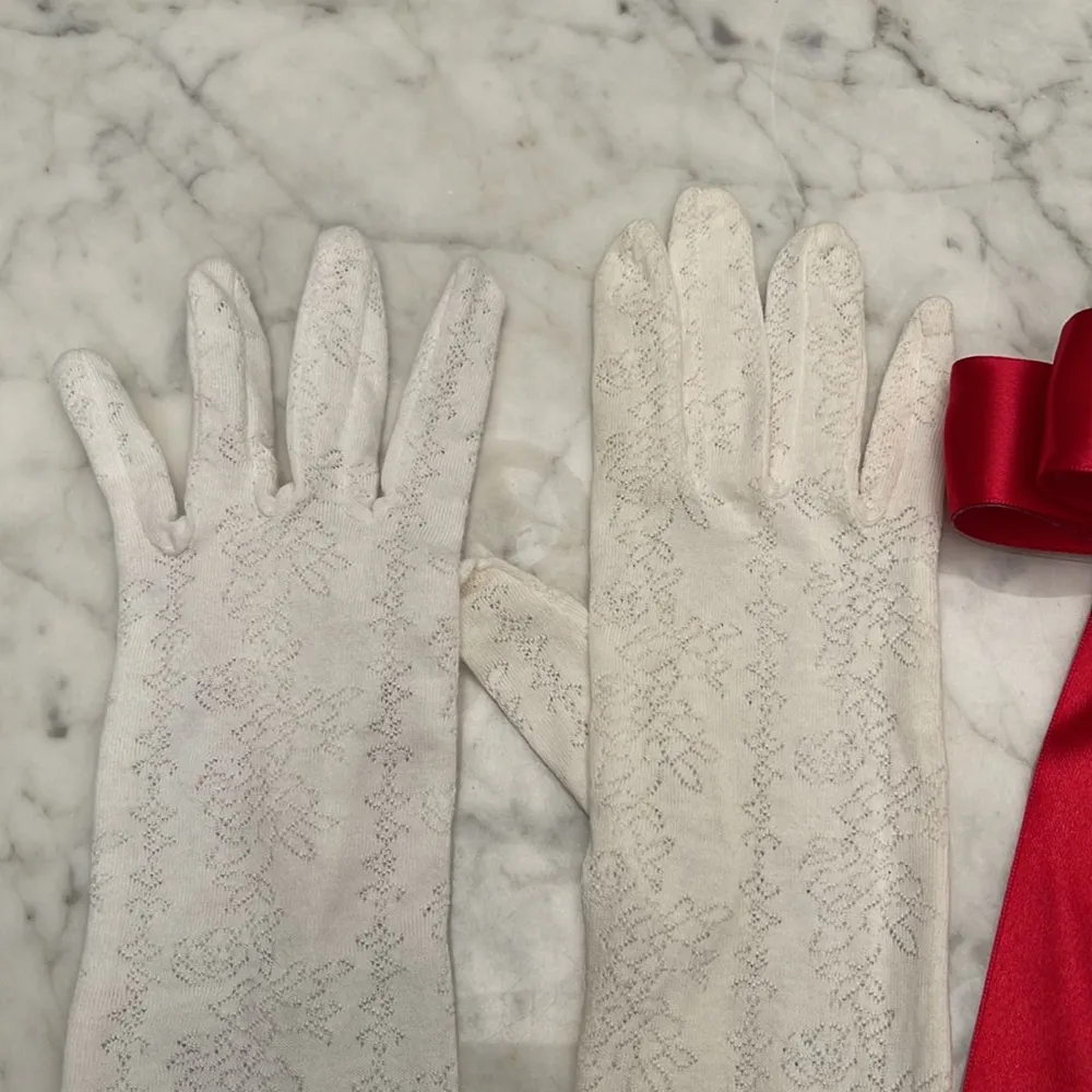 Woman’s long lace gloves - Image 2