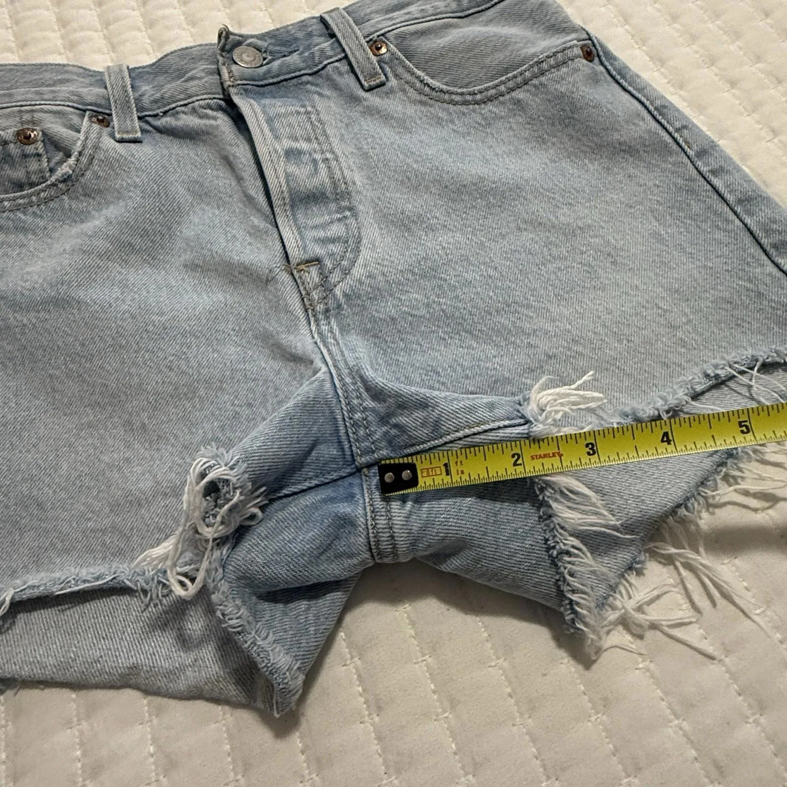 Levi’s Wedge Short Blue Denim High Rise Shorts 26 Waist Raw Hem Distressed - Image 5