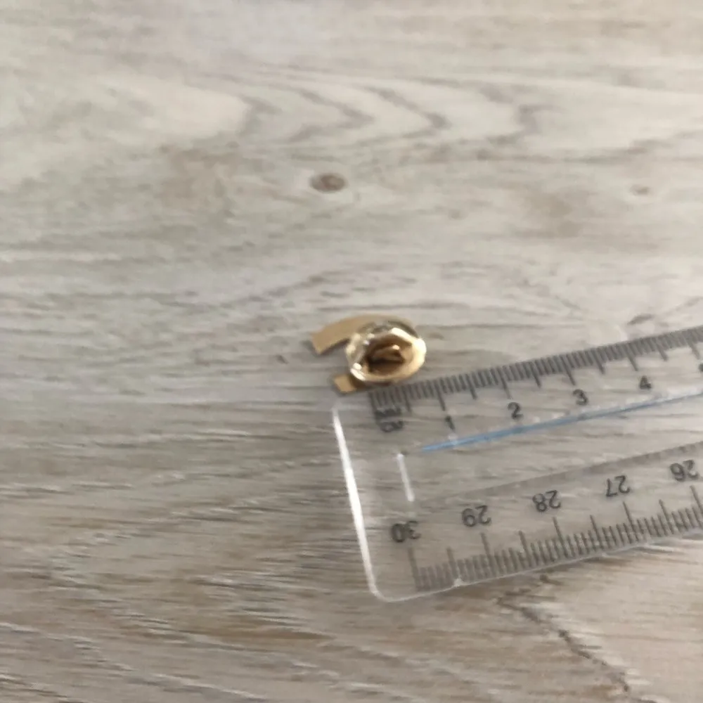 Vintage Letter V Label Pin - Image 2