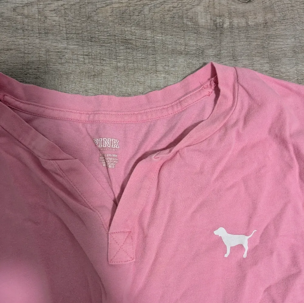 Victoria's Secret PINK Pink V-Neck Campus T-shirt Size Small - Image 5