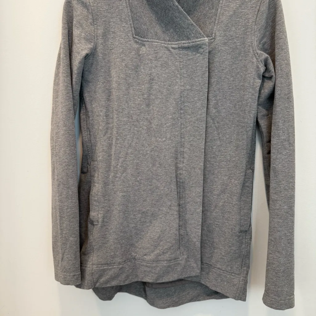 LULULEMON gray Belle 2-Snap wrap sweatshirt Jacket size 2 - Image 4