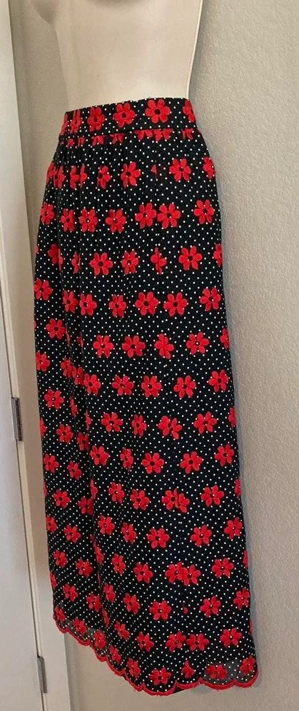 Like new vintage  embroidered floral skirt. Sz 4. - Image 2