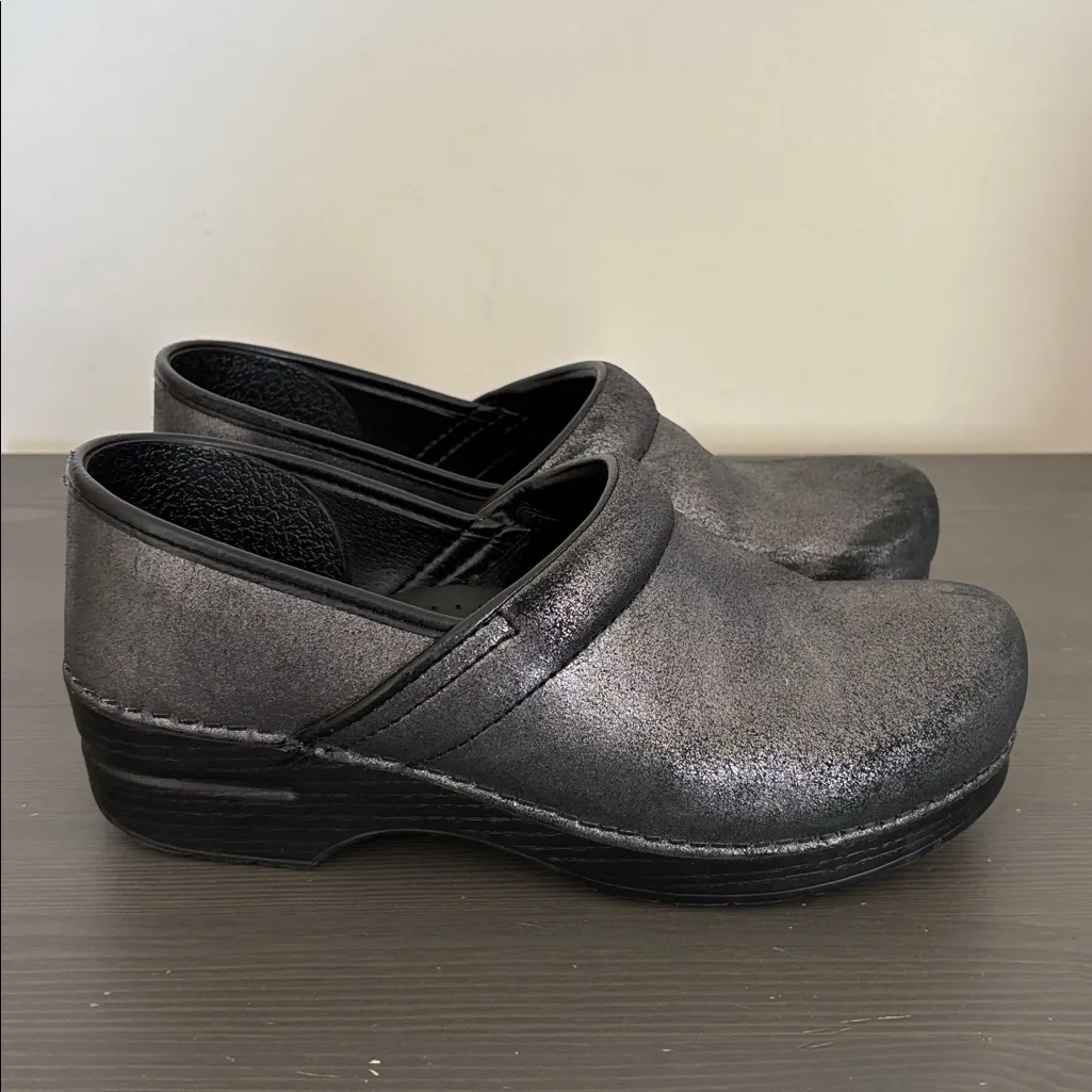 Dansko Professional metallic suede clogs black size 41 - Image 13