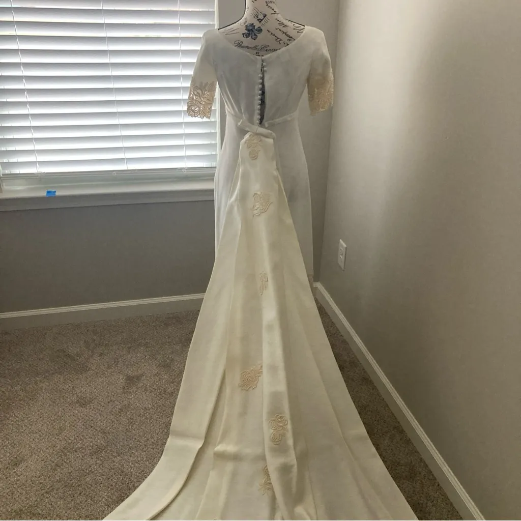Vintage 1950’s Short Sleeved Ivory Linen Wedding Bridal Dress With Train - Image 9