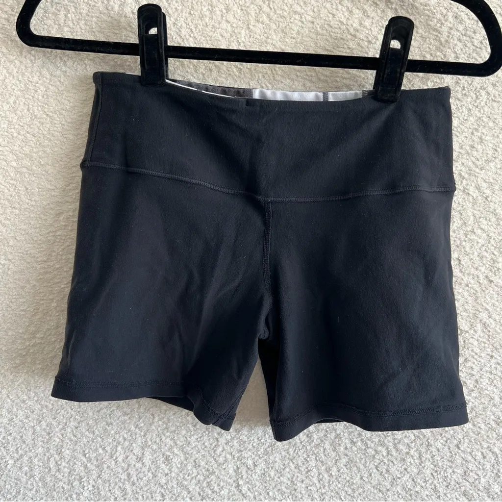 Lululemon Women’s Groove Shorts Black Quilting Reversible‎ Size 6 - Image 9
