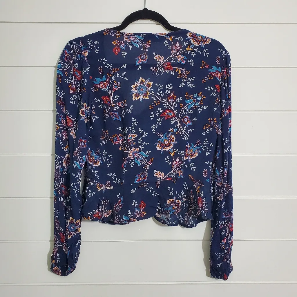 Abercrombie and Fitch Blue Floral Blouse size XS button up with bow in front - Image 2