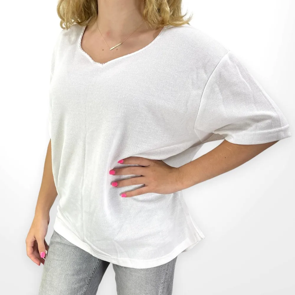 90s CAROLYN TAYLOR Vintage White Scooped V-neck Short Sleeve Tee - Image 2