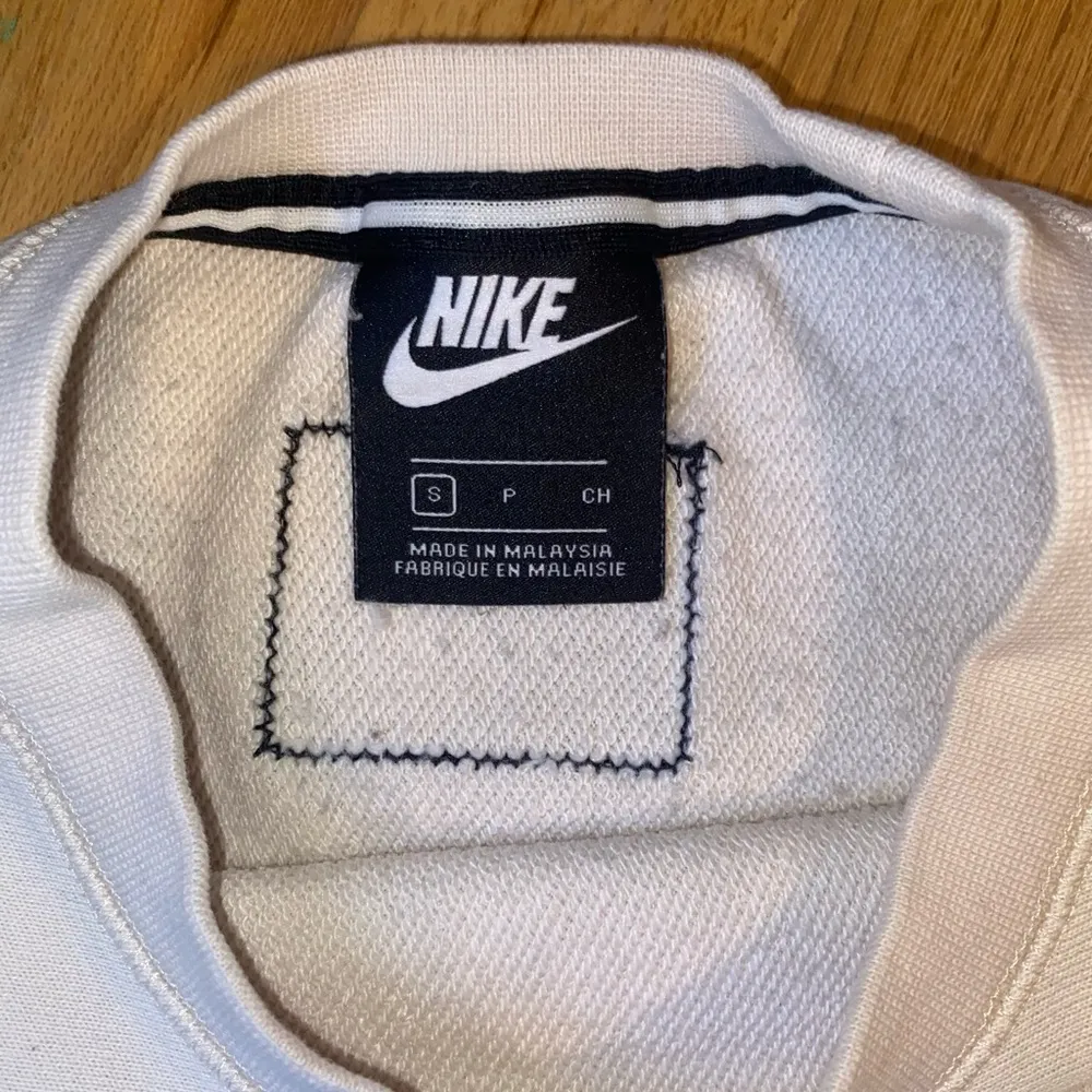 Women’s Small Nike Cropped Sweatshirt - Image 4