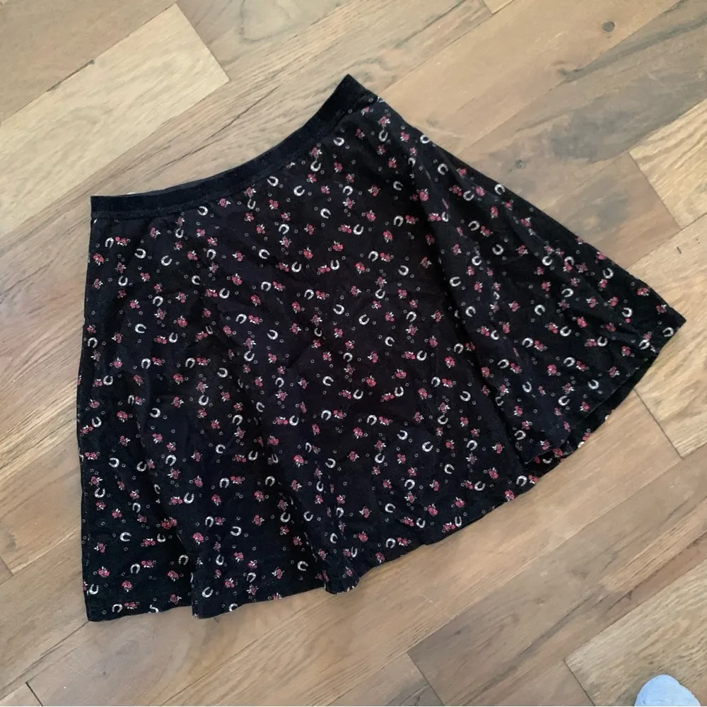 Urban Outfitters Black Velour Skater Skirt Size 1 /Small - Image 2