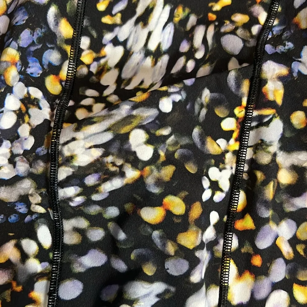 Lululemon Speed Up Tight 28” Full on Luxtreme Color: Metropolis Glow Multi 6 EUC - Image 10