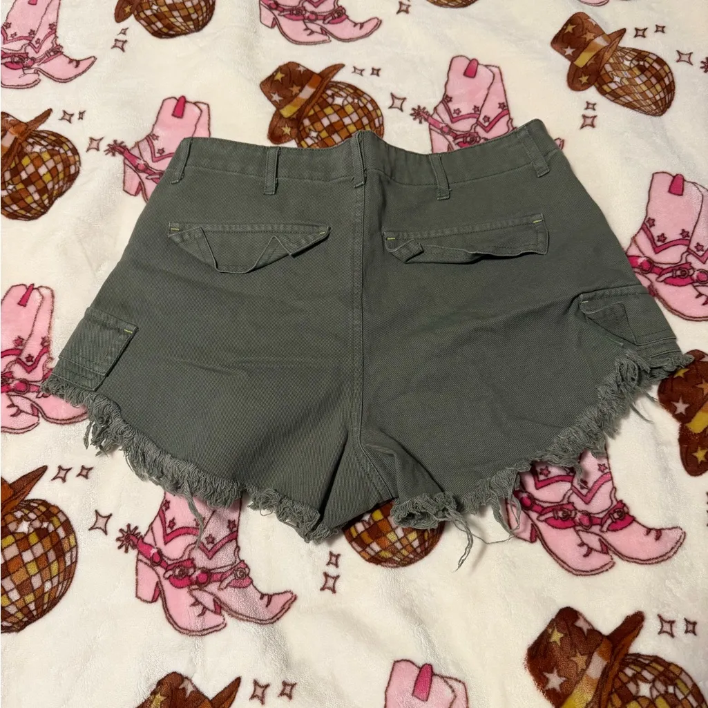 Tinseltown Olive Cargo Shorts with Frayed Hem - Image 2