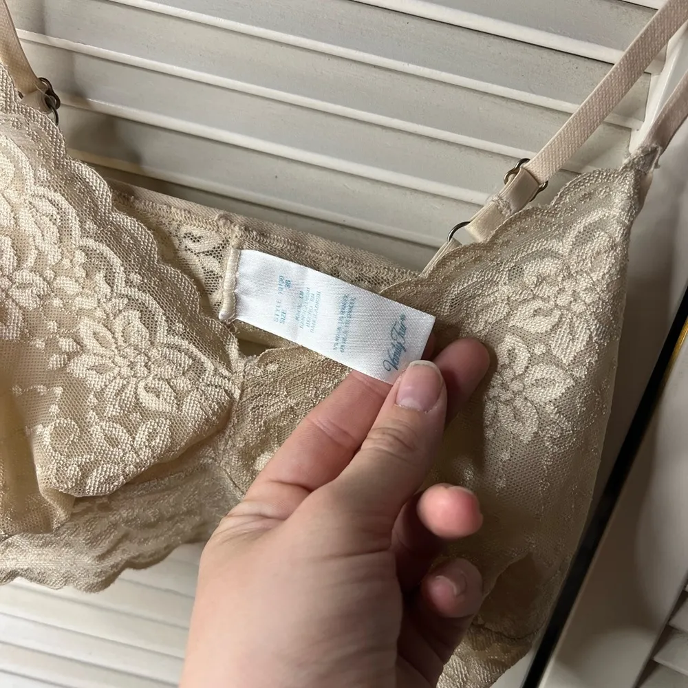 Vanity Fair 36 Creme lace Bandeau bra - Image 2