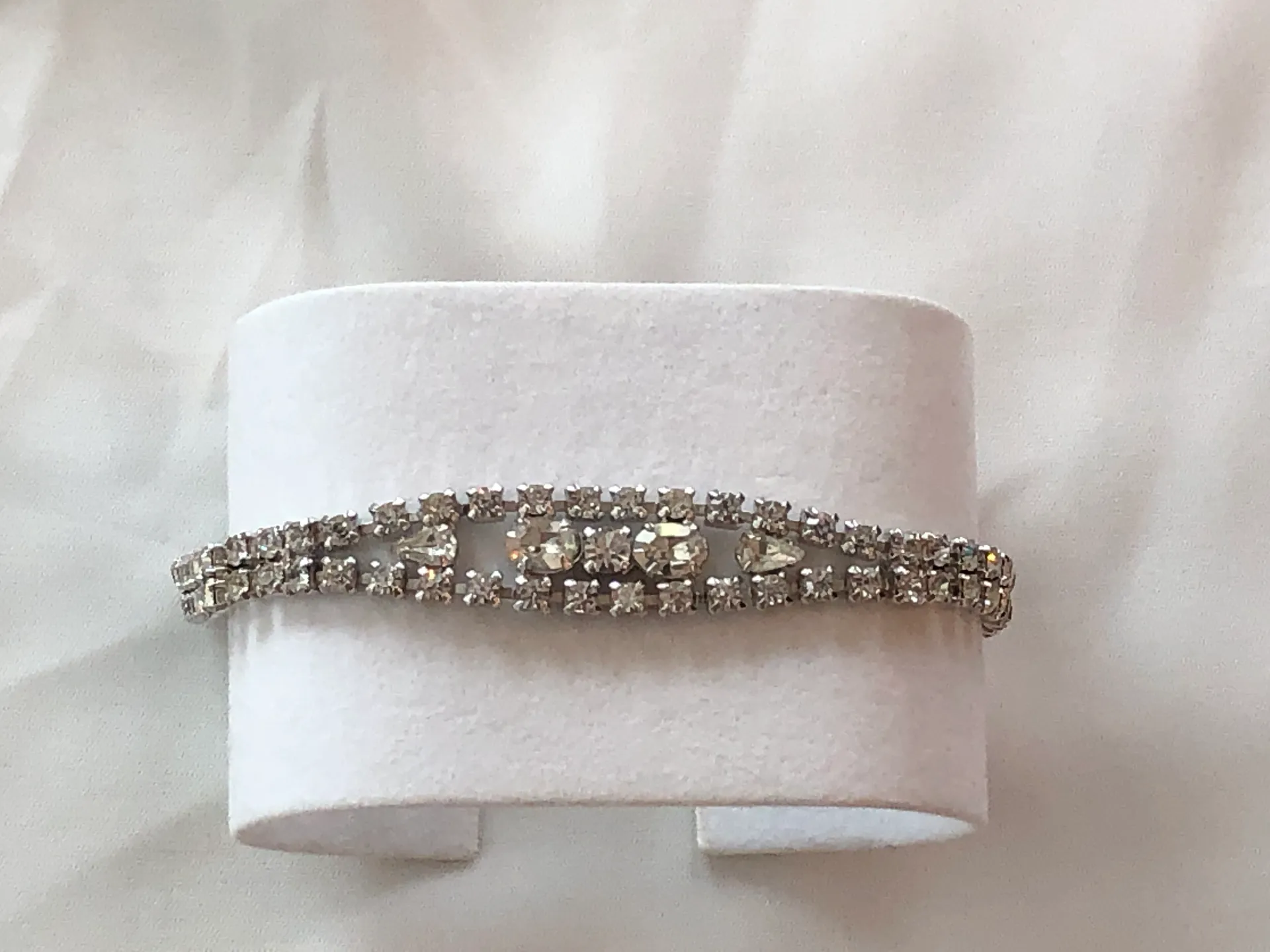 Magnificent Vintage Rhinestone Bracelet. Lots Of Sparkle!!! Silver - Image 6