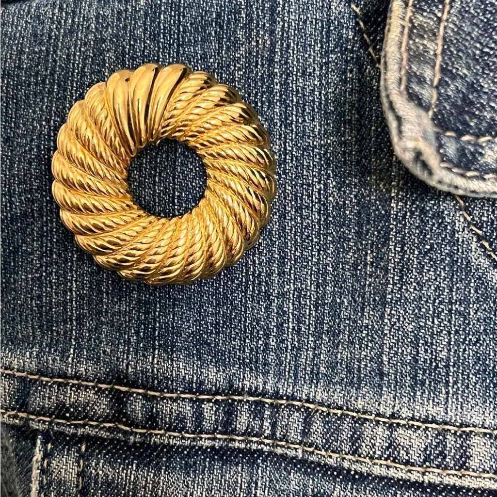 Vintage Brooch stamped Monet , brushed goldtone with smooth detail - Image 2