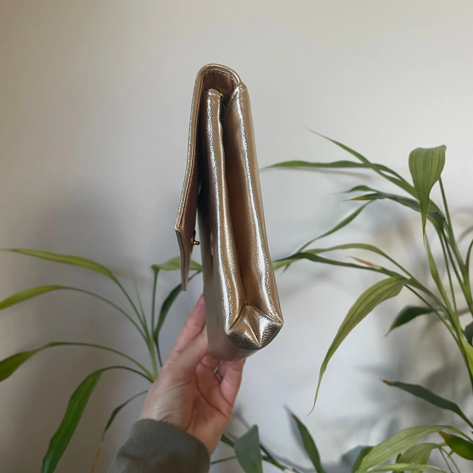 Gold Metallic Clutch Evening Bag Bow Accent Chain Strap Event Party Leather Vtg - Image 2