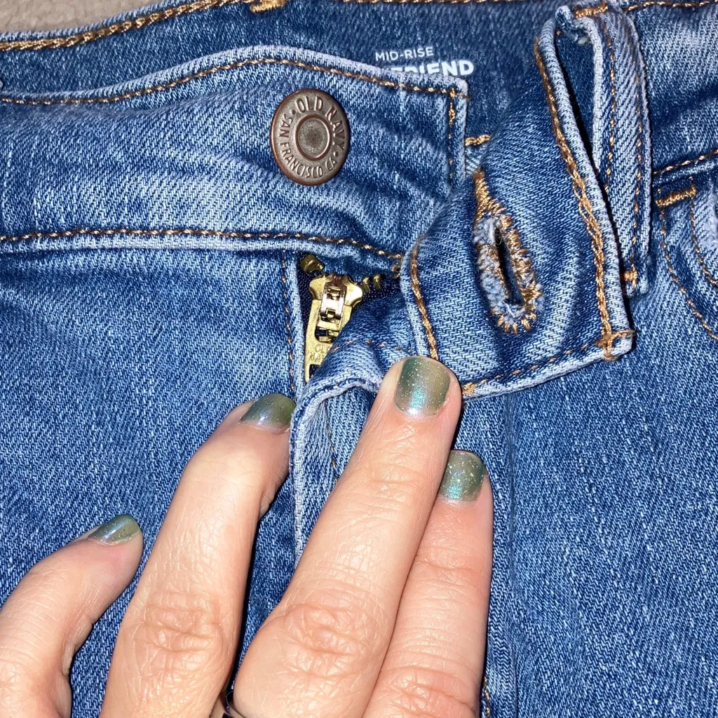 🔹4 for $30 Old Navy Boyfriend Mid-Rise Distressed Denim Shorts, size 2 - Image 3