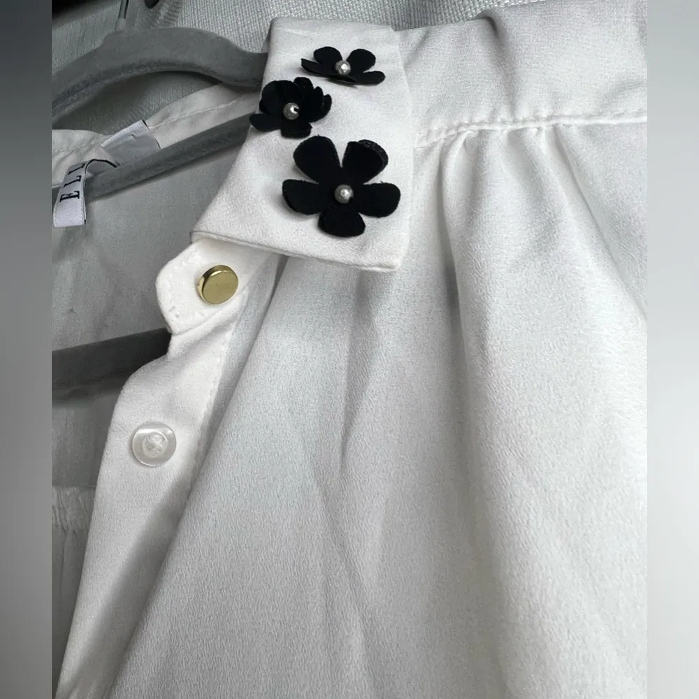 ELLE White Blouse with Black 3D Flower Collar XS - Image 5