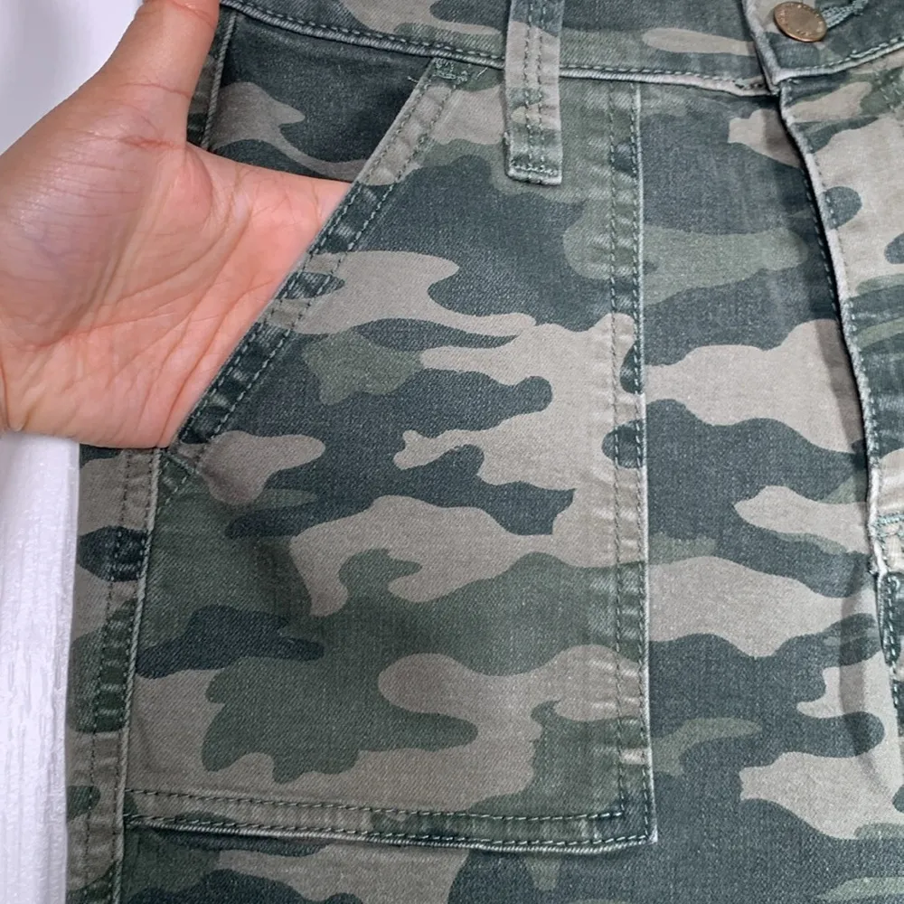 Universal Thread Green Camoflauge Ankle Pants Size 0/25 EUC #VEG-0214 - Image 3