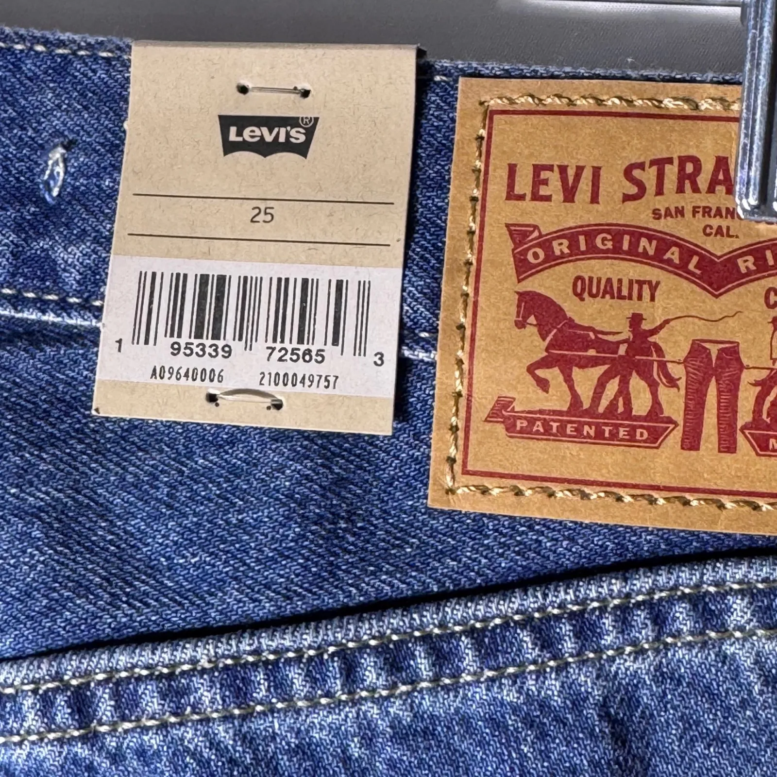 Levi's Women's Low Pro Straight Leg Jeans Distressed Medium Wash Size 25 - Image 7