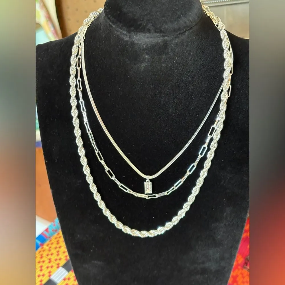 Radiant Gold Pendant Necklace with Intricate Detailing - Image 8