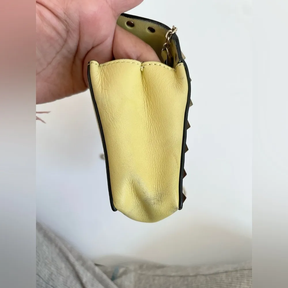 Valentino Garavani light yellow rockstud single pocket flap crossbody bag - Image 11