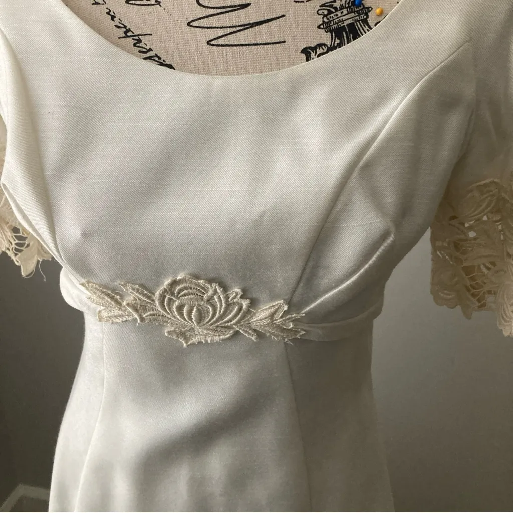 Vintage 1950’s Short Sleeved Ivory Linen Wedding Bridal Dress With Train - Image 3