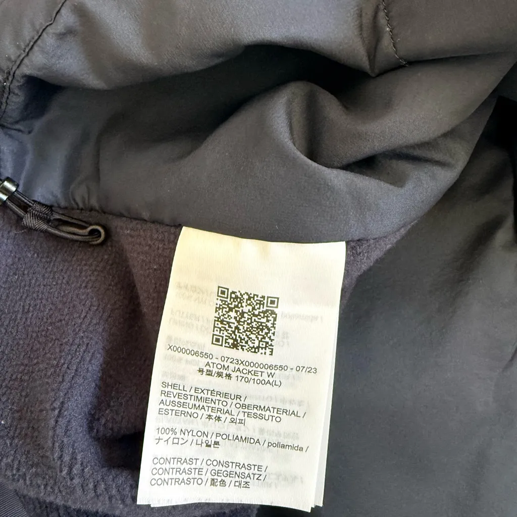 Arc’teryx Women’s Atom Jacket size L in black sapphire - Image 9