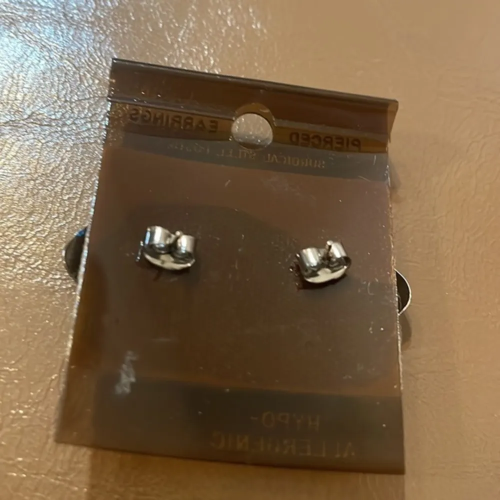 Vintage black triangular stud earrings - Image 8