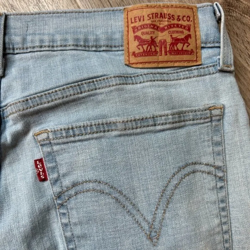 Levi's Light Wash Mid Rise Boyfriend Jeans Size 30 - Image 10